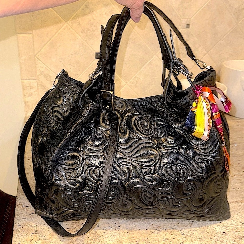 Elegant Black Embossed Italian Leather Extra-Large Tote with Twilly Accent - New - Picture 4 of 15